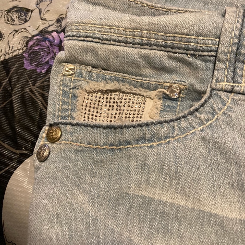 Cute denim distressed, embellished Seven7 capris - Picture 2 of 8